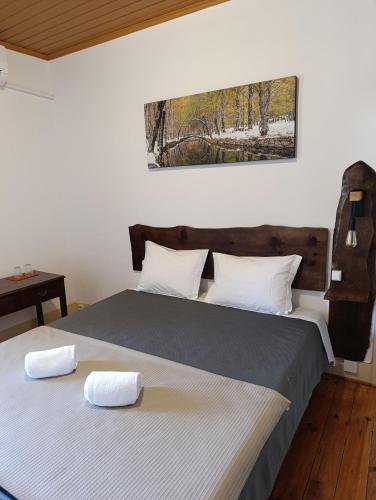 a bedroom with two beds with towels on them at Casa Serradalto in Manteigas