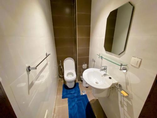 un piccolo bagno con un water e un lavandino di Residence le reve a Dakar