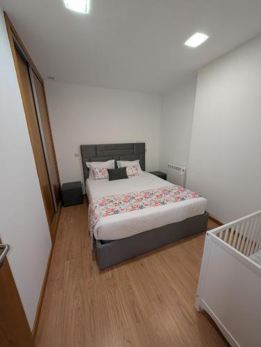 a bedroom with a bed in a room at Apartamento Sol e Mar in Fão