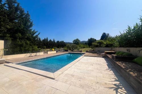 une piscine dans une cour avec dans l'établissement La Belle de Lagnes, à Lagnes