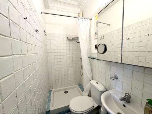 une petite salle de bain avec toilettes et lavabo dans l'établissement BB G Balcon Excelsior 3 - Grimaldi, à Nice