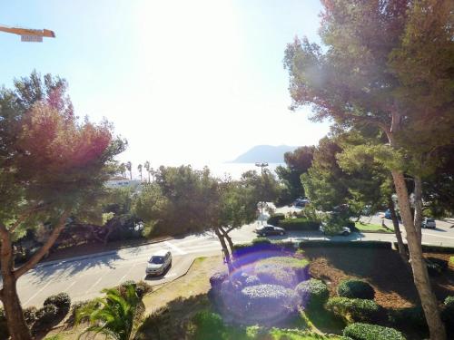 - une vue aérienne sur une fontaine dans un parc dans l'établissement Vue mer, calme, face à la plage, à Saint-Elme