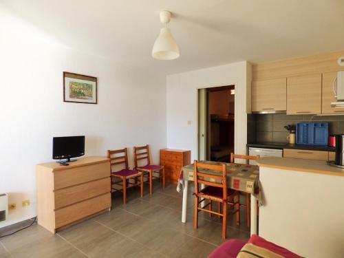 une cuisine et une salle à manger avec une table et des chaises dans l'établissement Vue mer, calme, face à la plage, à Saint-Elme