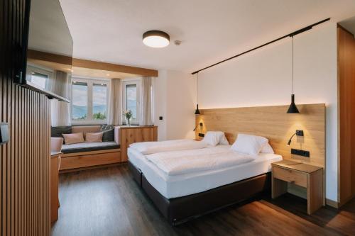 Postel nebo postele na pokoji v ubytování Hotel Alpenblick Attersee