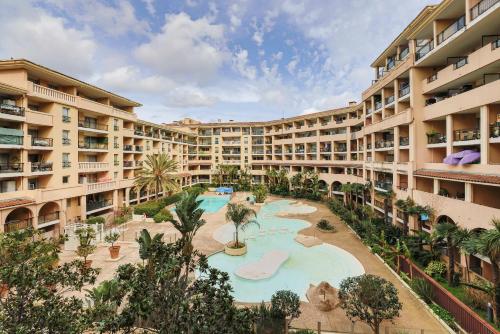 un complexe d'appartements avec une grande piscine dans l'établissement Le Cannes Beach 380 - lumineux balcon & piscine, à Cannes