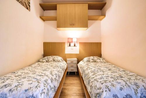 - 2 lits dans une petite chambre avec 2 lits dans l'établissement Le Cannes Beach 380 - lumineux balcon & piscine, à Cannes