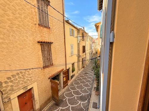 une allée vide entre deux bâtiments dans l'établissement Le Revennes, à Antibes
