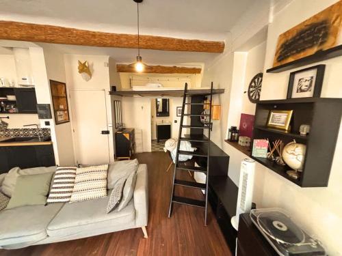 un salon avec un canapé et une étagère dans l'établissement Le Revennes, à Antibes