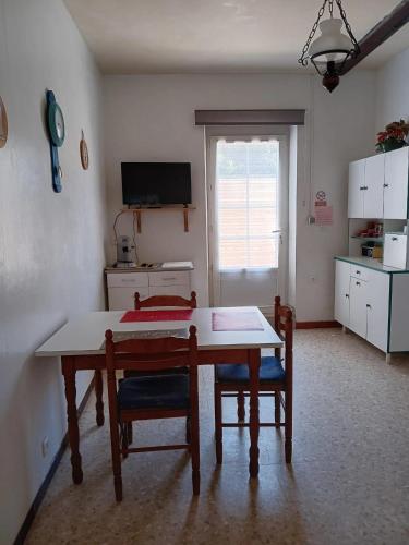 - une cuisine avec une table et deux chaises dans une pièce dans l'établissement Appartement charmant à Saint-Martin-de-Hinx - 64 m² - avec jardin, à Saint-Martin-de-Hinx
