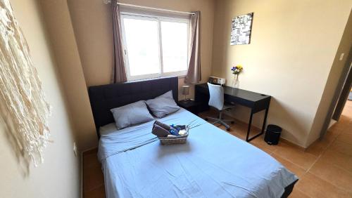 Una cama o camas en una habitación de Charming 2BR Classic Flat with Fast Wi-Fi