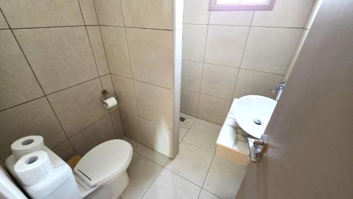 Un baño de Charming 2BR Classic Flat with Fast Wi-Fi
