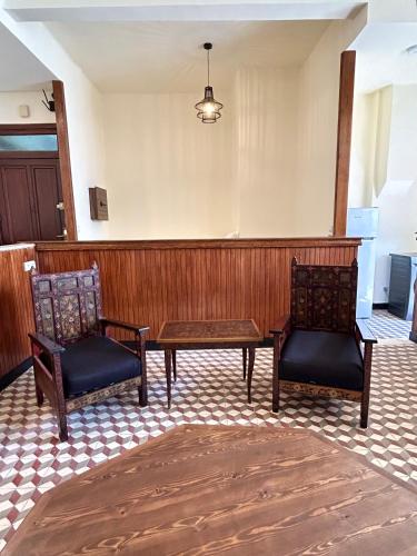a waiting room with two chairs and a table at Appartements Balima Résidences Sidem in Rabat