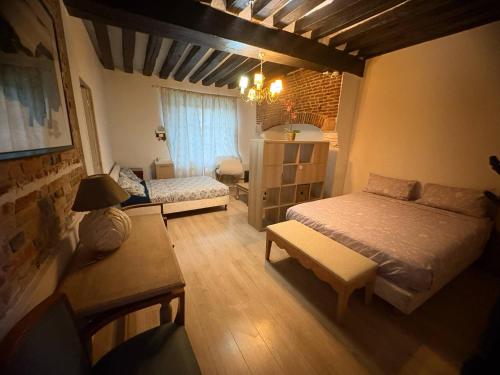 une chambre avec un lit, un canapé et une table dans l'établissement Auberge de villechaume, à Sennely