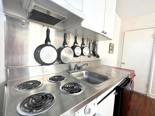 Η κουζίνα ή μικρή κουζίνα στο Charming Studio In Historic Spanish Town Location