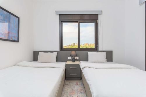 Postel nebo postele na pokoji v ubytování Glow - Stylish Apartments & Rooftops in Batroun