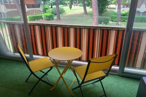 deux chaises et une table sur un balcon dans l'établissement Charming studio for two in Mandelieu-la-Napoule, à Mandelieu-la-Napoule