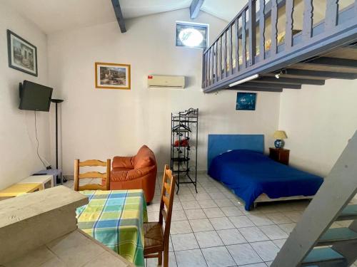 - un salon avec un lit et un escalier dans l'établissement Appartement avec piscine, à Réauville