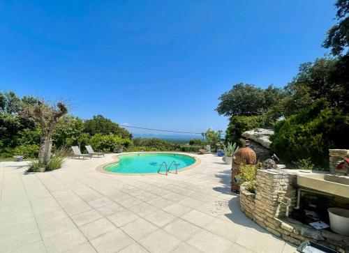 - une petite piscine pour 2 personnes dans l'établissement Appartement avec piscine, à Réauville