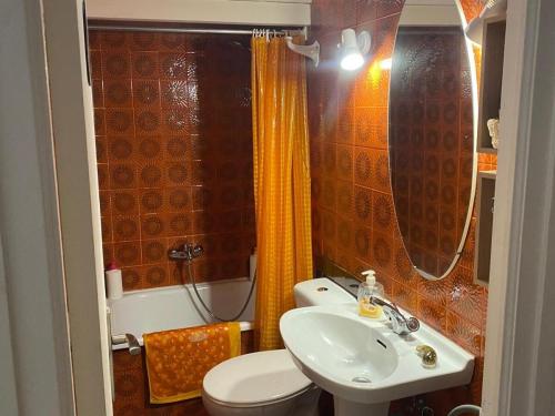 ein Badezimmer mit Waschbecken, Toilette und Dusche in der Unterkunft Apartamento Sant Feliu de Guixols in Sant Feliu de Guixols