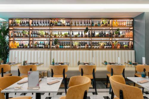 a dining room with tables and chairs and a bar at Je Rome Hotel in Rome