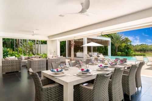 a dining room with a table and chairs at Casa Della Luna in La Romana