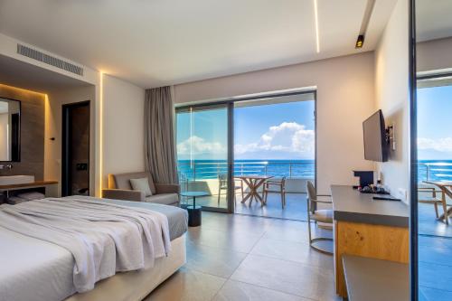 Postel nebo postele na pokoji v ubytování Alissachni SeaSide Hotel