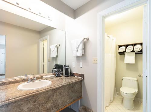 un baño con lavabo e inodoro en Anchorage Inn & Marina, en Ocracoke