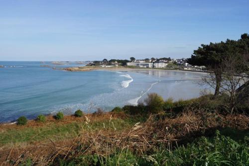 une vue d'une plage avec l'océan dans l'établissement Kergadic Gite de Saint Guénolé, à Trévou-Tréguignec
