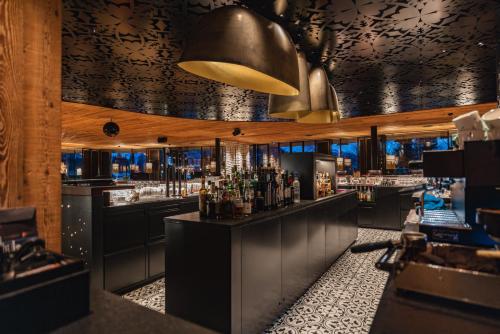 a bar in a restaurant with a counter top at Jungbrunn Der Gutzeitort in Tannheim