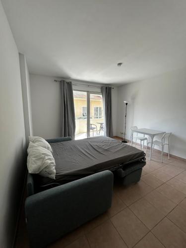 Ce lit se trouve dans un dortoir doté d'une table et de chaises. dans l'établissement Studio bord de plage à Nice, à Nice