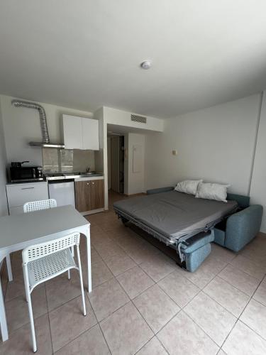 une chambre avec un lit et une table et une cuisine dans l'établissement Studio bord de plage à Nice, à Nice