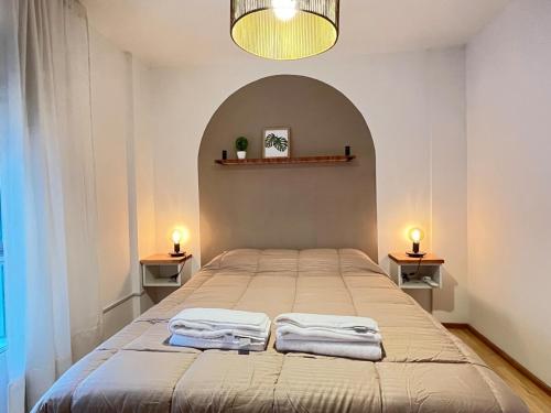 une chambre avec un lit avec deux serviettes dessus dans l'établissement departamento en pleno nueva Córdoba, a metros de consulado de españa, palacio ferreyra, plaza españa, à Córdoba