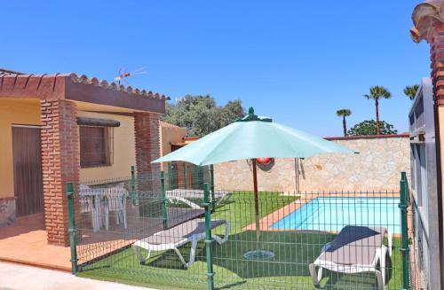 The swimming pool at or close to Chalet Bella Mendoza
