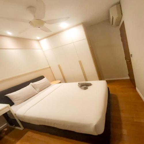 Una cama o camas en una habitación de Sky suites klcc by kl