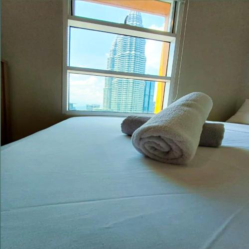 Una cama o camas en una habitación de Sky suites klcc by kl