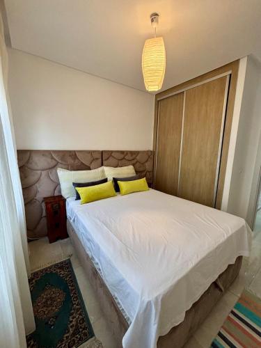 Cama o camas de una habitación en Appartement vue sur mer Sidi Bouzid