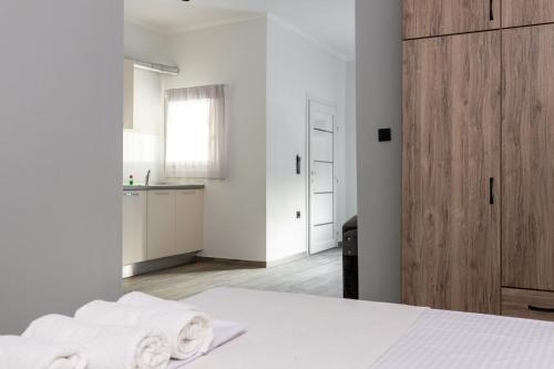 a white bedroom with a bed with towels on it at Carolina Apartment's in Zilotí