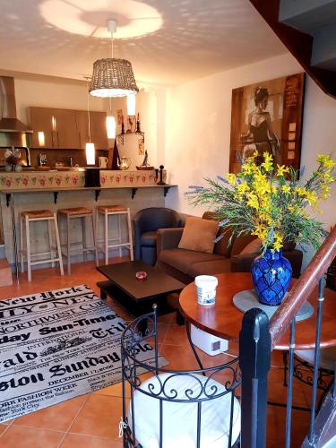 un salon avec un canapé et une table dans l'établissement Le Refuge, à Peyriac-Minervois