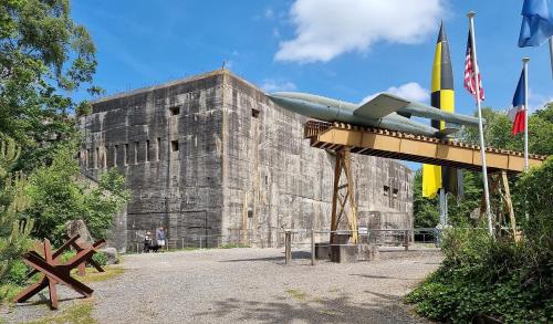 a tank on a bridge in front of a castle at La ferme Le Clos de la Becque in Muncq-Nieurlet