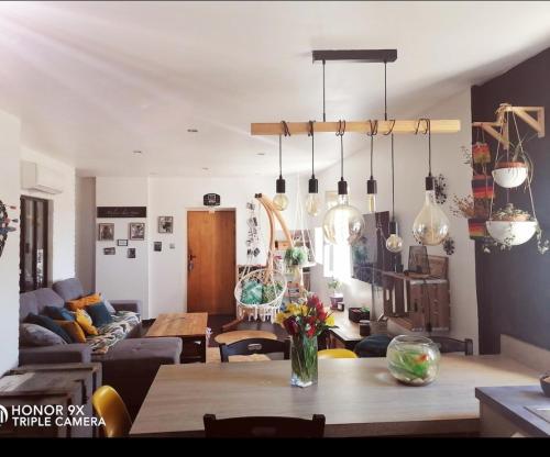 un salon avec une table et un canapé dans l'établissement Joli appartement prés des plages, à Laouque