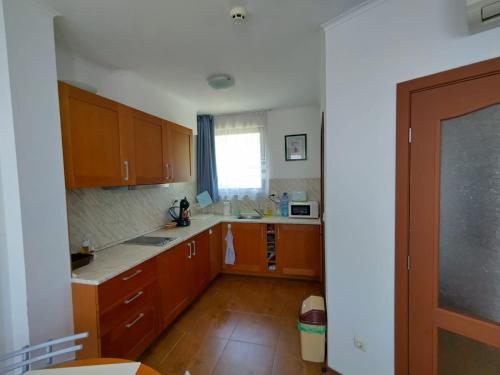 Kuchyň nebo kuchyňský kout v ubytování Bay View Villas apartment NONA 1C - Kosharitsa