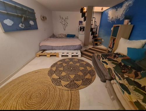 une chambre avec deux lits et un tapis dans l'établissement Joli appartement prés des plages, à Laouque