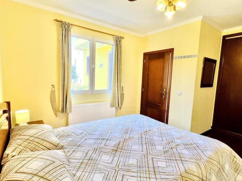 Ένα ή περισσότερα κρεβάτια σε δωμάτιο στο GuestReady - Yellow house in the mountain