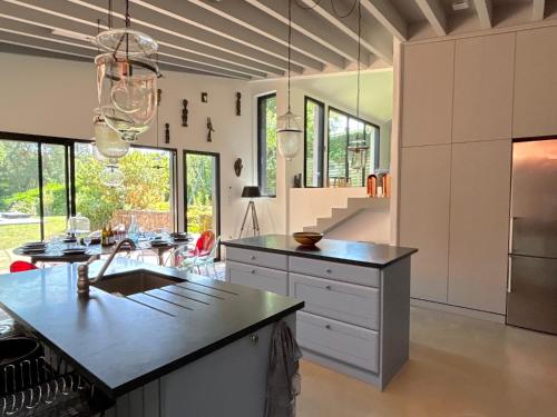 - une cuisine avec un grand îlot et un comptoir dans l'établissement Villa Oscar, à Les Mesnuls