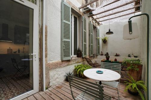 un patio avec une table et des chaises sur un balcon dans l'établissement Bel Appartement Cosy, à Marseille