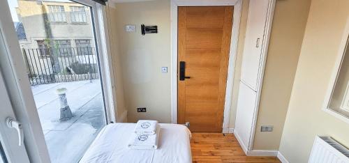 Camera con letto e porta scorrevole di Bridge St 6 Bedroom House - Tranent a Tranent