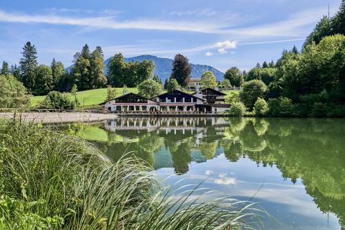 a house sitting on the side of a lake at Seehaus Riessersee in Garmisch-Partenkirchen