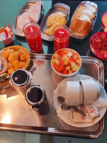 un vassoio di cibo con frutta e altri alimenti di Dolce Amore Motel a Natal