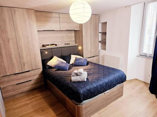 une chambre avec un lit avec des serviettes dessus dans l'établissement t2 hardy, à Millau