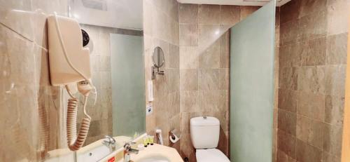 メッカにあるSaraya Abeer Hotel Makkahのトイレと洗面台のある小さなバスルーム